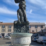 Casteggio, Piazza Cavour, fontana con scultura di Giuditta e Oloferne